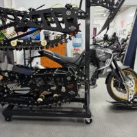 Выставочный стенд для гусеничного комплекта сноубайк в магазин _2