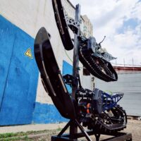 Выставочный стенд для гусеничного комплекта сноубайк в магазин _4